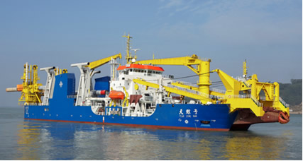 图/招商局重工承建的“天鲸号”自航绞吸式挖泥船
